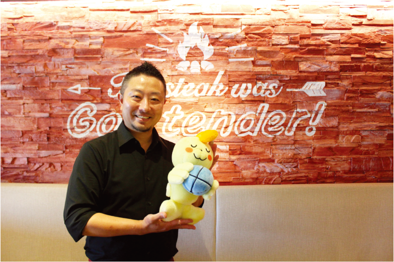 常務取締役の山田さんとマスコットのぬいぐるみ