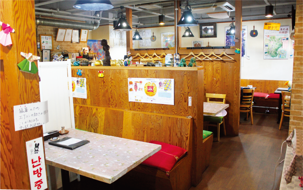暖かみを感じる店内
