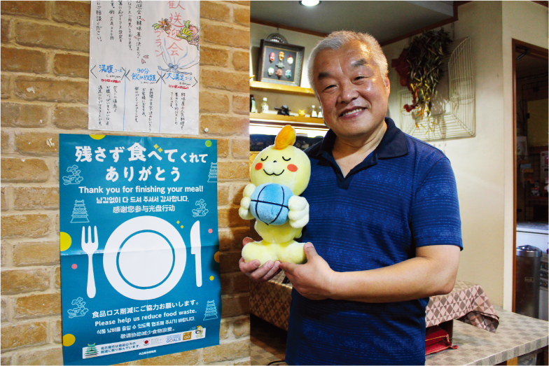 代表の盧さんと食べ残しゼロのPOP
